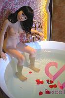 Фотографии секс куклы Полина 140 в ванной (фото 20)