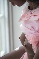 Темнокожая секс кукла Нава 168 в розовом платье (фото 34)