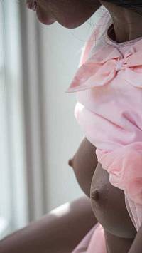 Темнокожая секс кукла Нава 168 в розовом платье (фото 34)